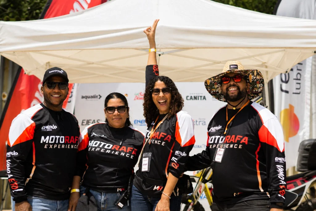 Equipo sonriente en evento de motor