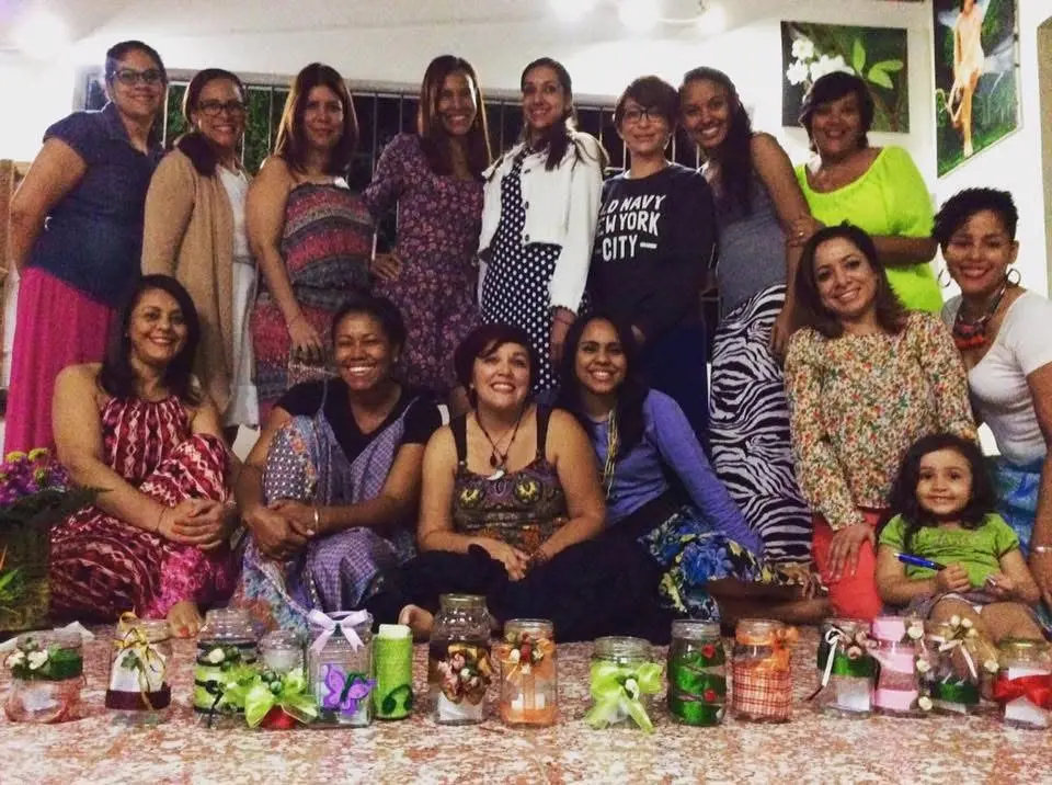 Eyra Peralta, CEO Casa Chi con parte de la comunidad asistente al espacio