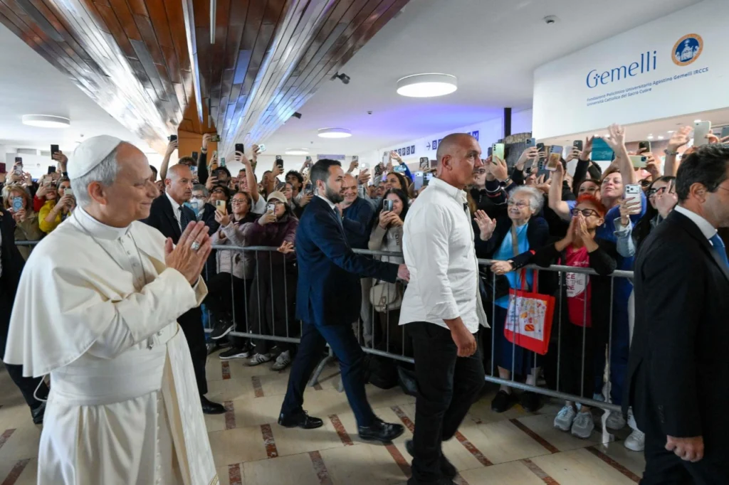 Papa saluda a las personas 