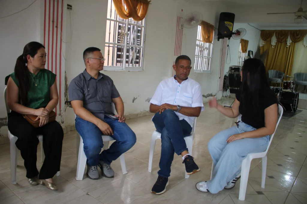 Miembros de la Cámara General de Comercio de Fujian mientras conversan con el síndico de San Antonio de Guerra