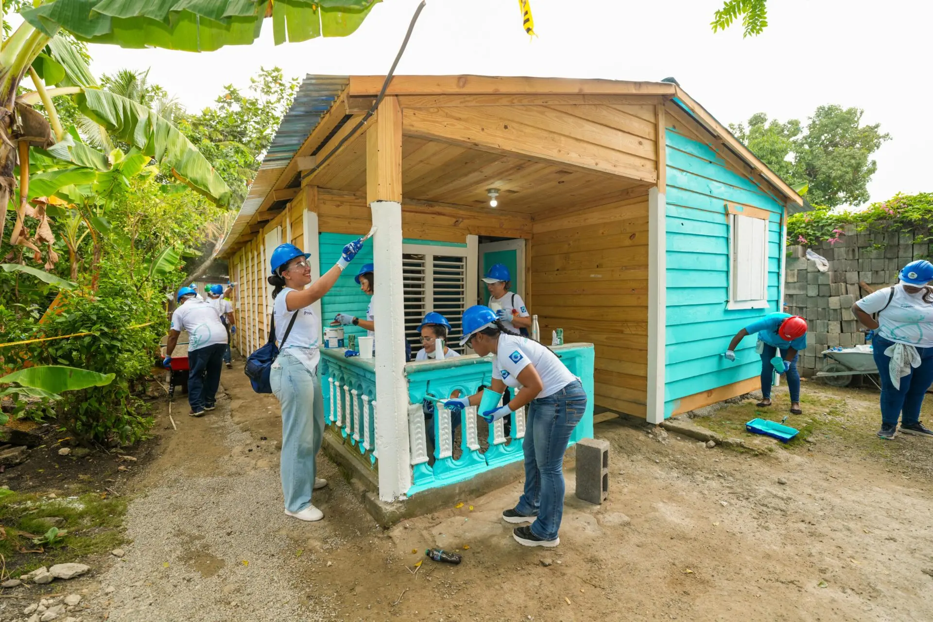 Voluntarios del Banco Popular remozan viviendas en Yaguate