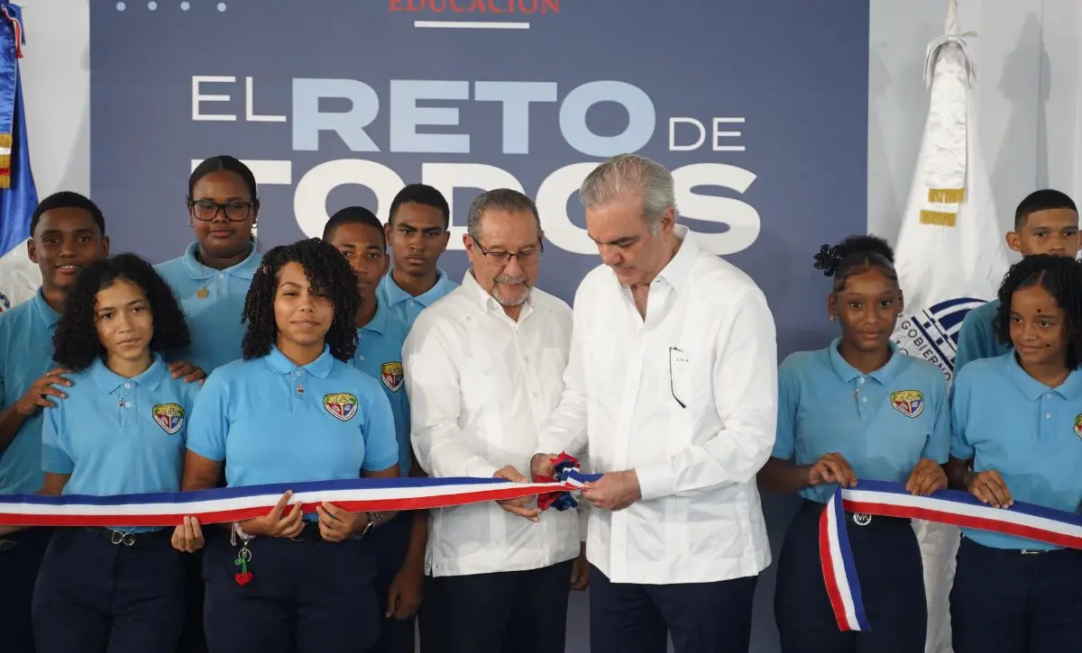 Abinader entrega techado de RD$38.5 millones en Sabana Perdida para 1,278 estudiantes del Politécnico El Ave María