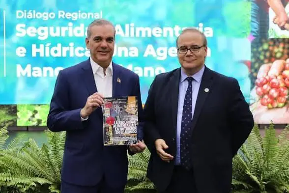 Abinader junto a Máximo Torero, economista jefe de la FAO. Foto: Cortesía