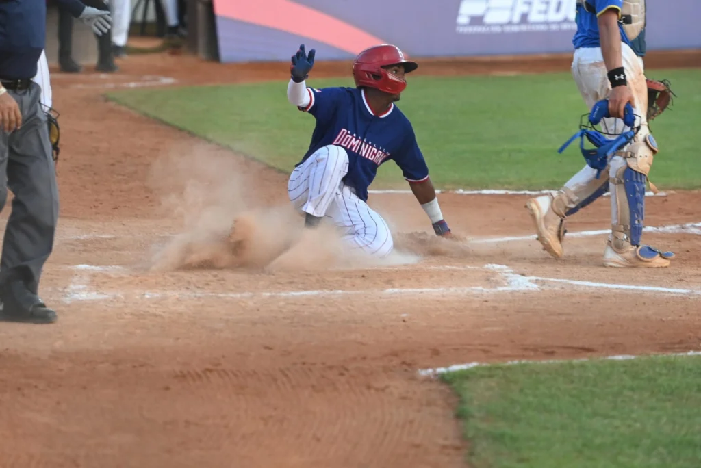 República Dominicana mantiene su invicto en el Premundial de Béisbol U18 tras derrotar 11-4 a Brasil y avanzar a la súper ronda.