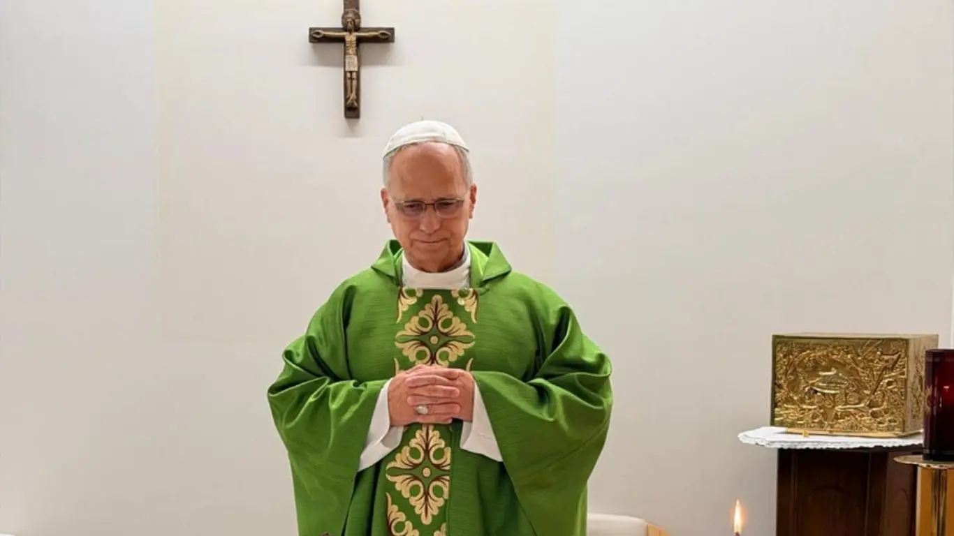 El Vaticano ha publicado este viernes la primera imagen del papa León XIV tras su operación de pulmón, oficiando misa junto a su secretario personal, el peruano Edgar Rimaycuna, en el hospital romano donde continúa ingresado. Las dos fotografías, que muestran al papa con un aparente buen aspecto, fueron tomadas este mediodía de viernes en la sala habilitada en la décima planta del hospital Gemelli de Roma para acoger al pontífice durante su convalecencia, ya que el apartamento privado que posee el Vaticano está en obras. (EFE/ VATICAN MEDIA)